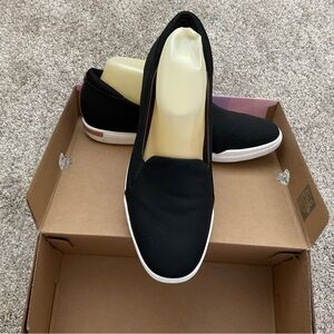 Slip-On Women's Casual Sneakers in Black